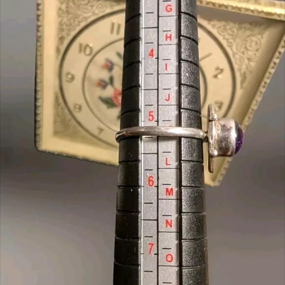 Vintage 925 Amethyst Purple Glow Dainty Ring See Pictures For Size & Condition - Picture 7 of 7